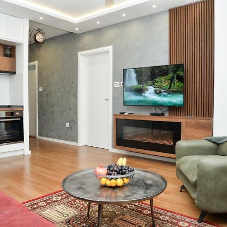 נובי סאד Mirror Apartment With Private Parking מראה חיצוני תמונה