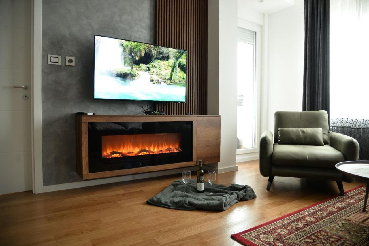 נובי סאד Mirror Apartment With Private Parking מראה חיצוני תמונה