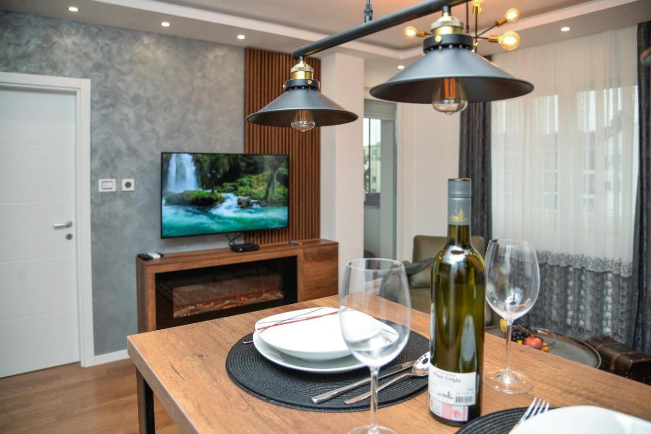 נובי סאד Mirror Apartment With Private Parking מראה חיצוני תמונה