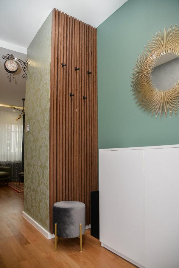 נובי סאד Mirror Apartment With Private Parking מראה חיצוני תמונה