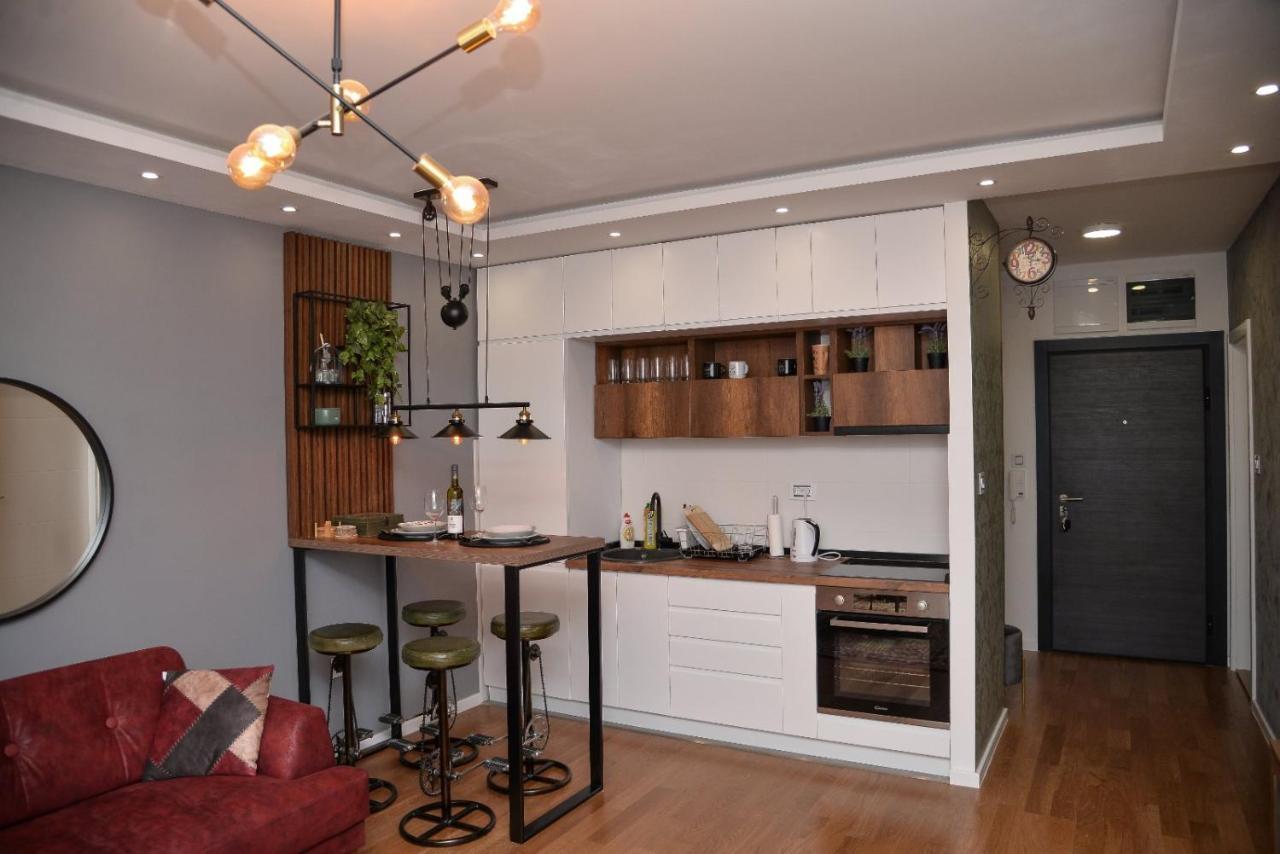 נובי סאד Mirror Apartment With Private Parking מראה חיצוני תמונה