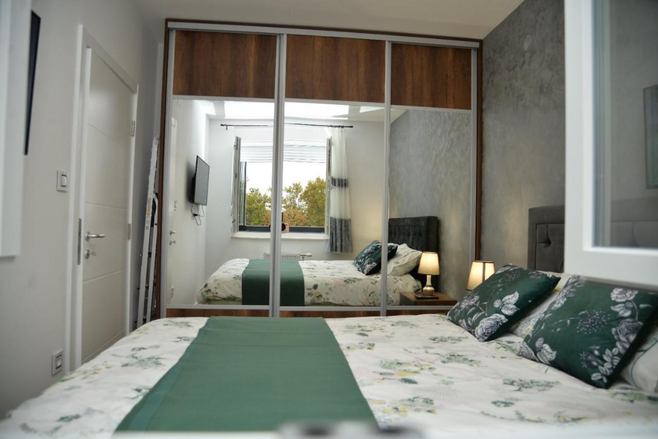 נובי סאד Mirror Apartment With Private Parking מראה חיצוני תמונה