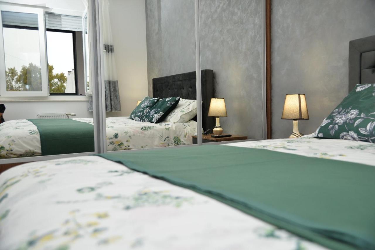 נובי סאד Mirror Apartment With Private Parking מראה חיצוני תמונה