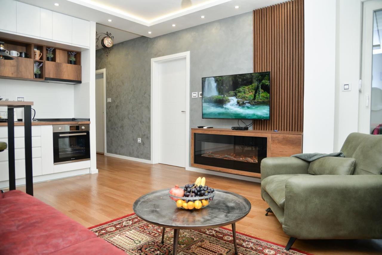 נובי סאד Mirror Apartment With Private Parking מראה חיצוני תמונה