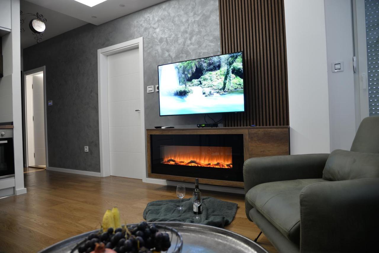 נובי סאד Mirror Apartment With Private Parking מראה חיצוני תמונה