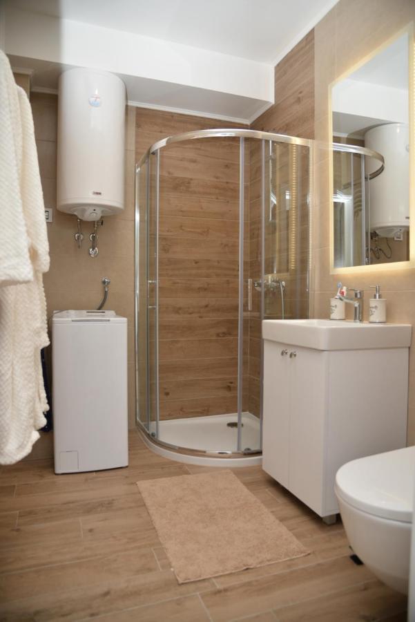 נובי סאד Mirror Apartment With Private Parking מראה חיצוני תמונה